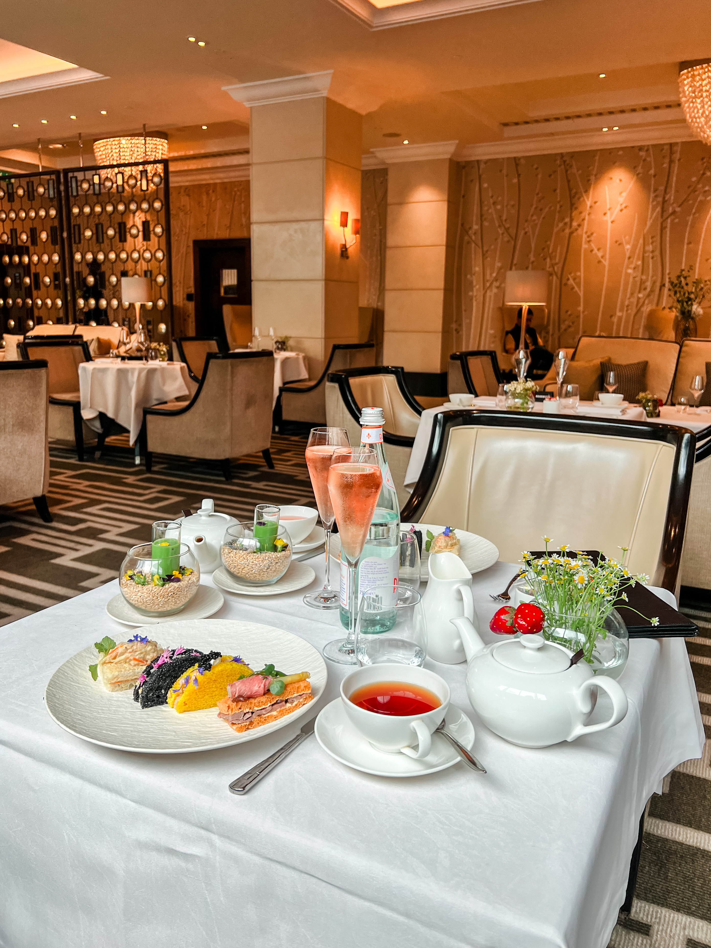 afternoon tea at the Intercontinental Park Lane- a guide to Mayfair